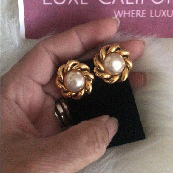Authentic 100% Chanel Pearl Earrings . - Picture 8 of 8